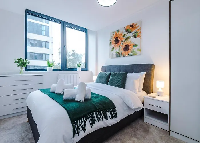 New! Stylish 2-Bed Apartment In Manchester By 53 Degrees Property - Amazing Location, Ideal For Small Groups - Sleeps 4!